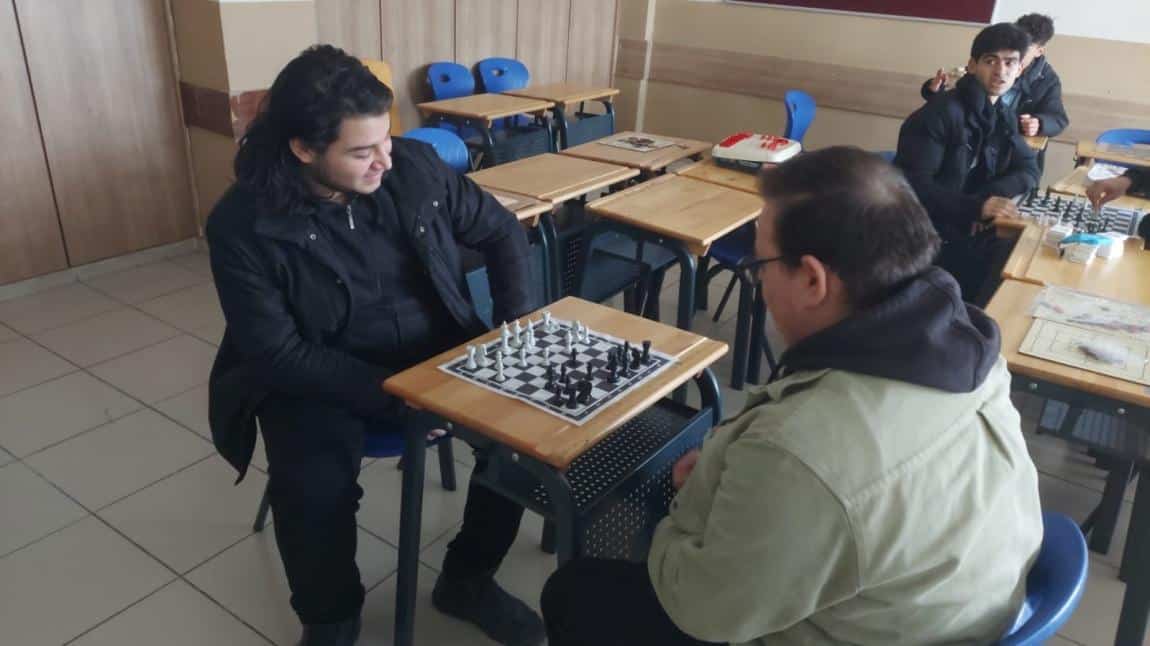 Okul Öğrenci Meclisi Projesi Kapsamında Satranç Eğitimi ve Satranç Turnuvaları Devam Ediyor.